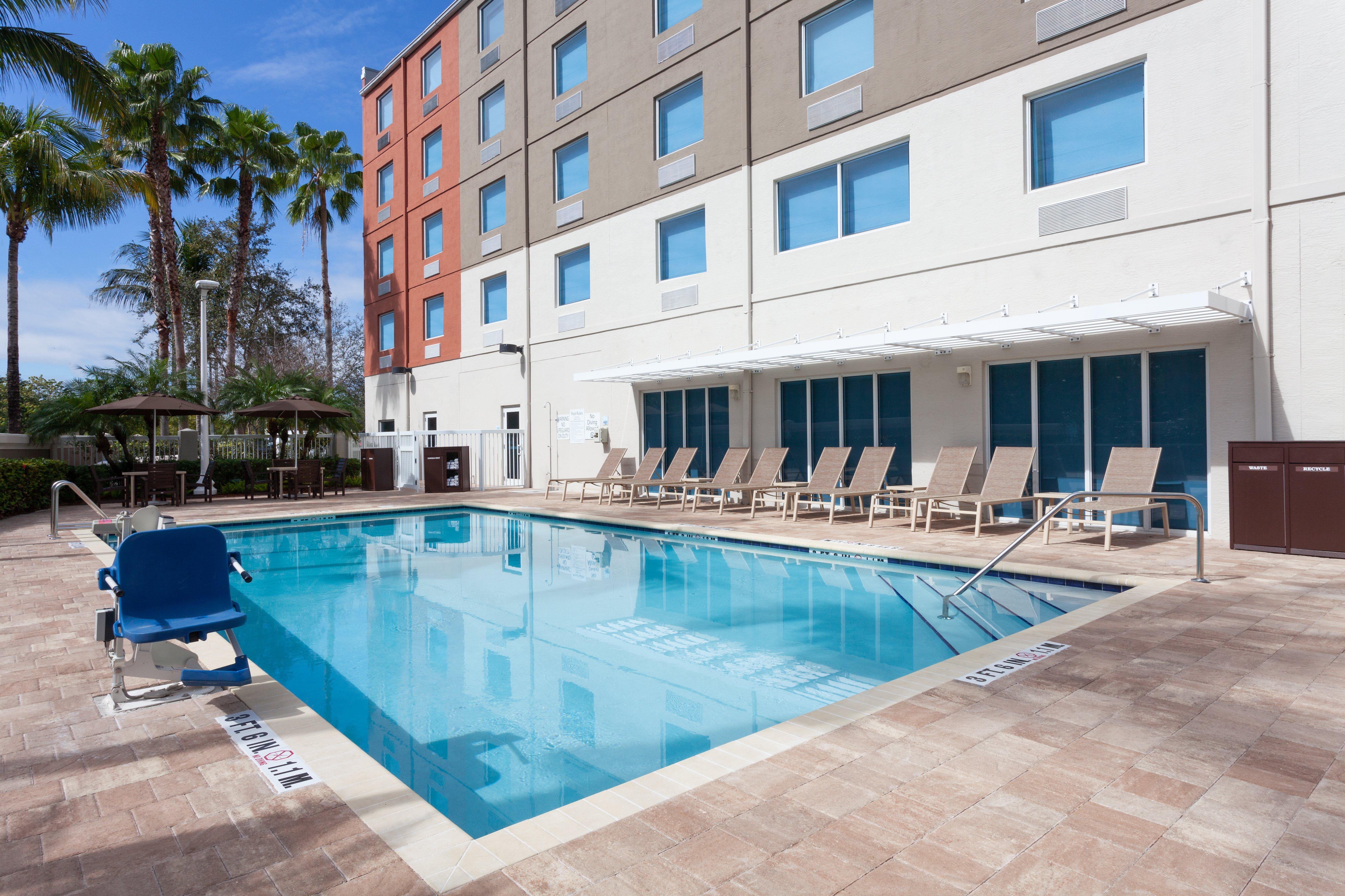 Holiday Inn Express Hotel & Suites Fort Lauderdale Airport/Cruise Port, An Ihg Hotel Exterior photo